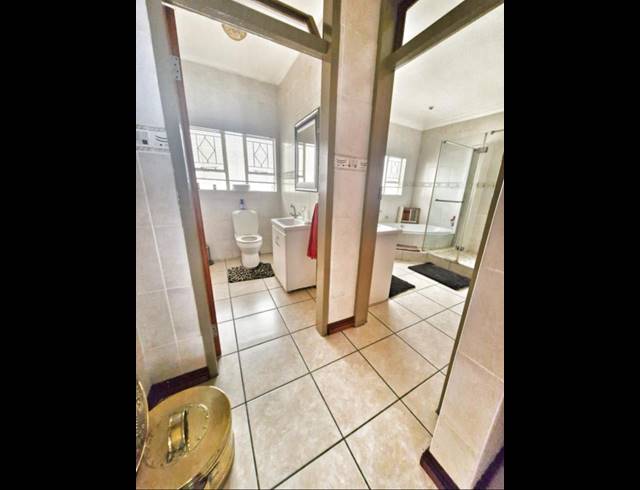6 BEDROOM FREESTANDING FOR SALE IN MULBARTON